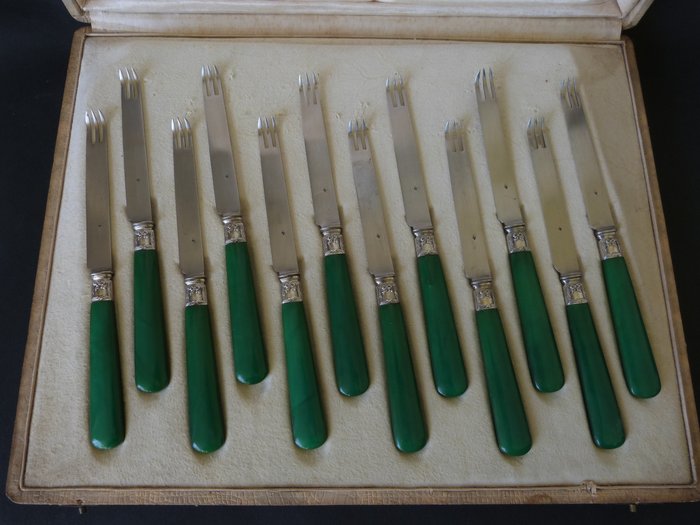 Knives and utensils used to cut melons